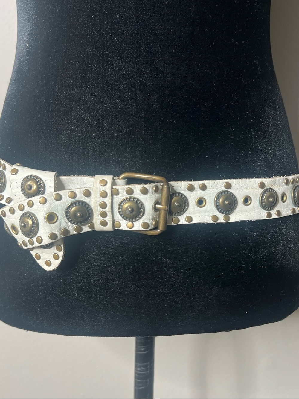Vintage 90’s sand castle white leather studded belt S-Xl